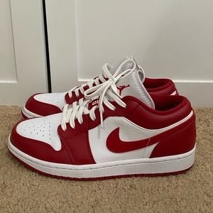 Like-new Jordan 1 low in “gym red”. US Men’s 8/US Women’s 9.5/UK Men’s 7.